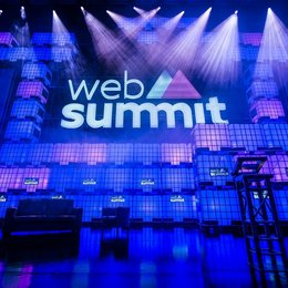 Titel der Messe "Web Summit" auf einer leuchtenden Bühne